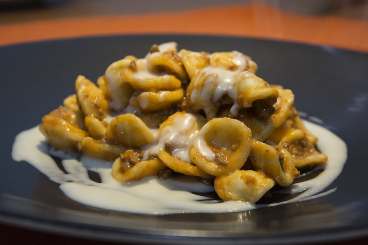 Orecchiette, ragù di agenllo e salsa al canestrato di Foggia