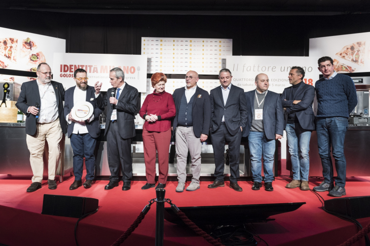 Un'anticipazione della Giuria dell'ottava edizione, sul palco di Identità Milano 2018. La prossima finale si terrà proprio durante il Congresso milanese nel 2019 (foto Brambilla/Serrani)
