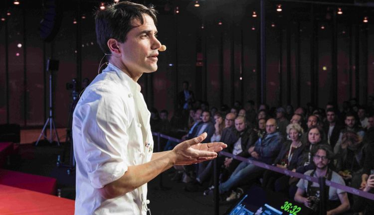 Virgilio Martinez on the stage of the auditorium 