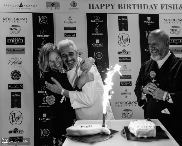 Elvira Trimeloni e Leandro Luppi festeggiano i 10 anni di Fish & Chef sotto gli occhi di Stefano Vegliani
