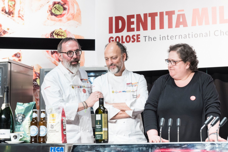 Gran finale, salgono sul palco alcuni chef amici di Norbert: Moreno Cedroni, Valeria Piccini...
