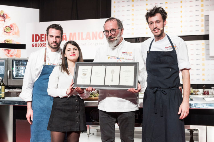 Foto finale: Niederkofler con Tortora, Lazzarini e Giorgia Cannarella, che ha presentato la lezione