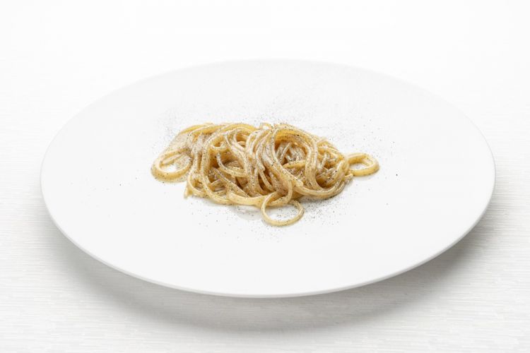 Spaghetto al bbq: cotti prima in acqua, poi in pentola con un’estrazione di prosciutto di Cuneo e infine sul barbecue; conditi con olio e croccante dello stesso salume
