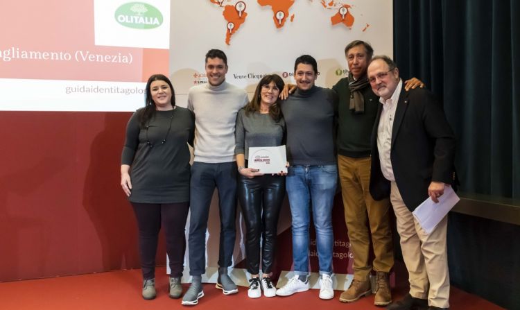 Premio LA GIOVANE FAMIGLIA, offerto da Olitalia - Anna Baccarani, Responsabile Marketing Food Service

ENZO, ROSELLINA, STEFANO E MATTIA MANIAS - AL CJASAL - SAN MICHELE AL TAGLIAMENTO (VENEZIA)
