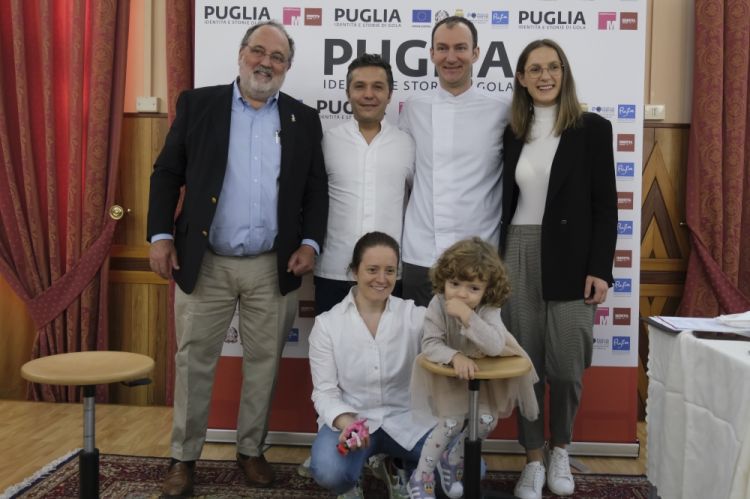 Foto di gruppo con i relatori della prima mattinata a Brindisi. In piedi, da sinistra: Paolo Marchi, Giovanni Solofra, Luca De Santi, Jessica Rocchi. Davanti a loro Roberta Merolli, con la figlia sua e di chef Solofra
