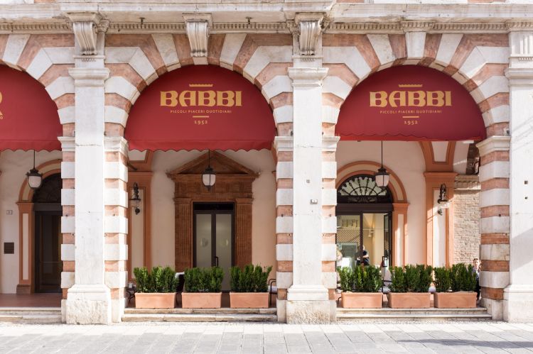 Il Babbi Caffè ha aperto nel 2017 nello storico Palazzo del Ridotto nel centro di Cesena: è un atto d'amore che la famiglia ha voluto fare alla propria città
