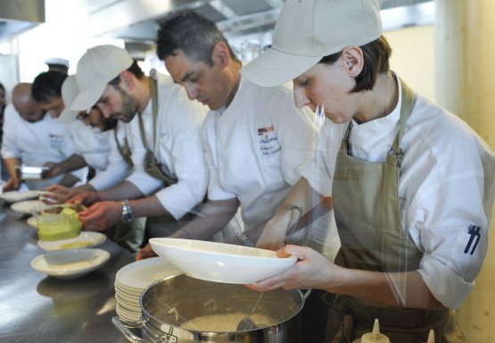 La Innorta al lavoro con la brigata di Identità Expo: secondo da destra è il resident chef Domenico della Salandra