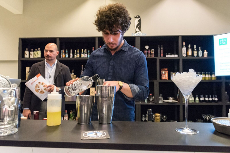 Luca Torretta, a sinistra, ha presentato alcune delle lezioni a Identità Cocktail