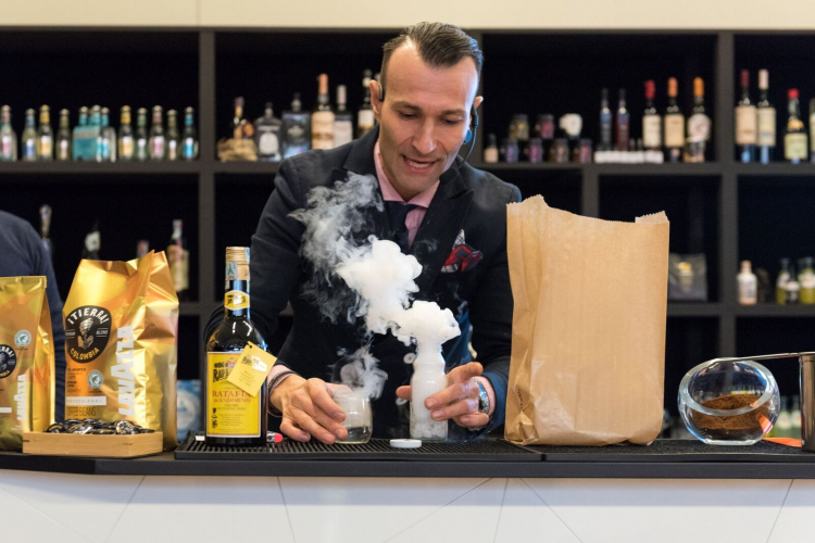 Un viaggio liquido in Colombia con Dennis Zoppi, promossa da Lavazza