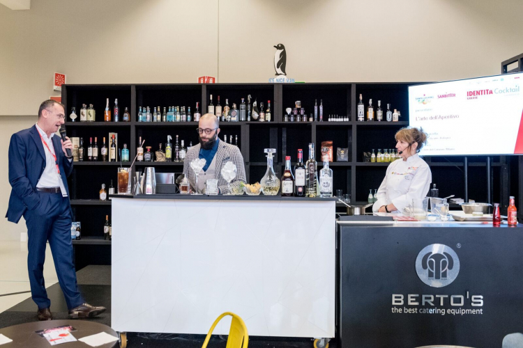 Scarzella con Lola Torres e Maurizio Trezzi, uno dei presentatori delle lezioni a Identità Cocktail