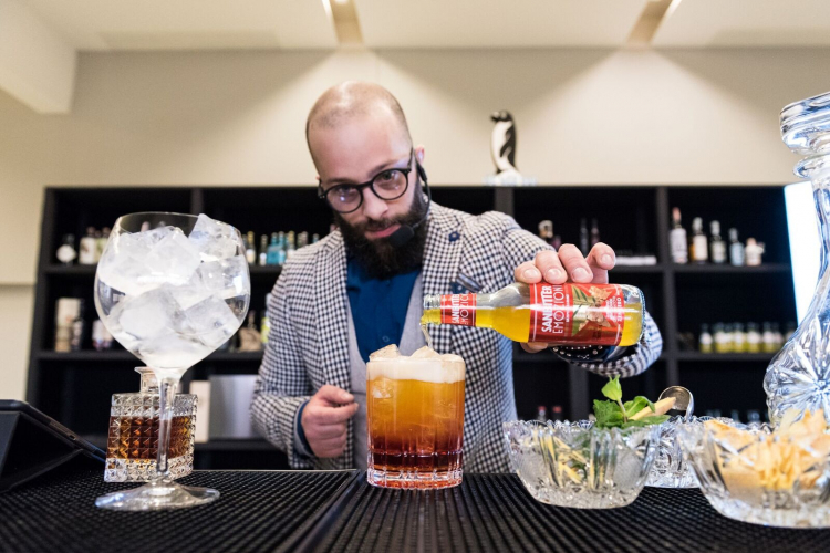 L'arte dell' Aperitivo con Enrico Scarzella, promossa da Bibite Sanpellegrino e Sanbittèr