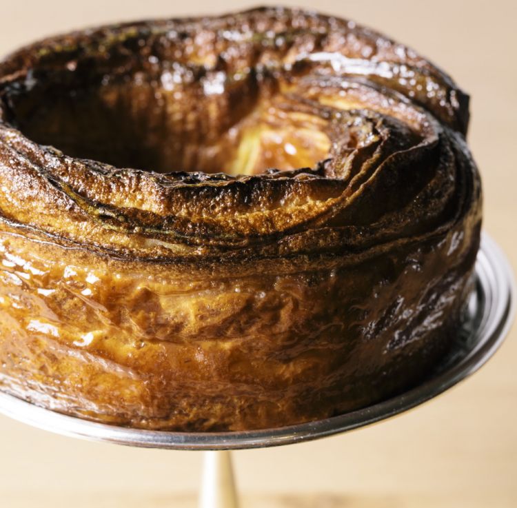 Brioche sfogliata servita con crema inglese e vaniglia