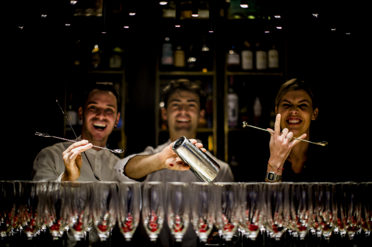 Diego Poli, al centro, coi bartender Thomas Cecere ed Elisa Zurlini
