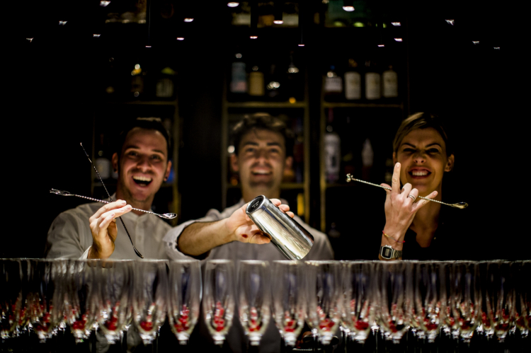 Diego Poli, al centro, coi bartender Thomas Cecere ed Elisa Zurlini