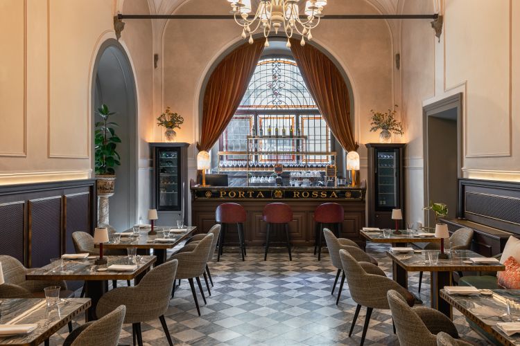 La sala di Portale by Paulo Airaudo, il ristorante situato all'interno della prima struttura ad aver aperto sotto il nuovo brand Colbert Collection di Minor Hotels, il Porta Rossa Hotel