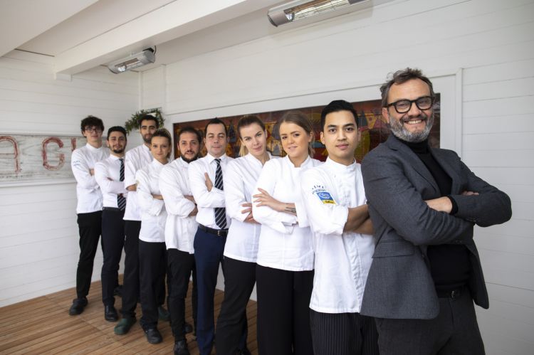 Primo a destra lo chef Gianpaolo Raschi con tutta la brigata (foto Giorgio Salvatori)
