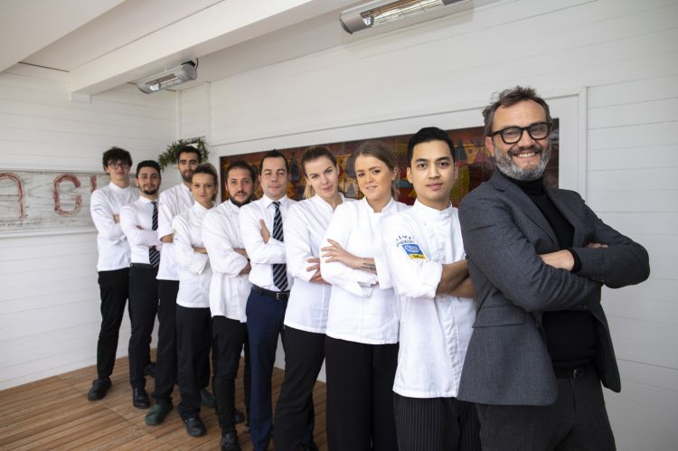 Primo a destra lo chef Gianpaolo Raschi con tutta la brigata (foto Giorgio Salvatori)
