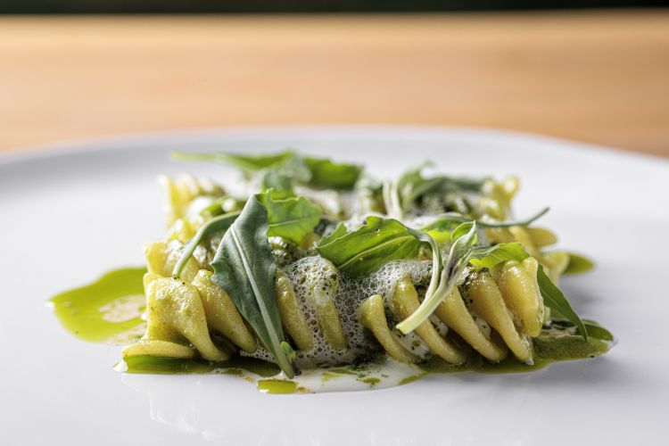 Fusillone, ruchetta selvatica, robiola di Roccaverano, olio alle foglie di fico, latte di noci

