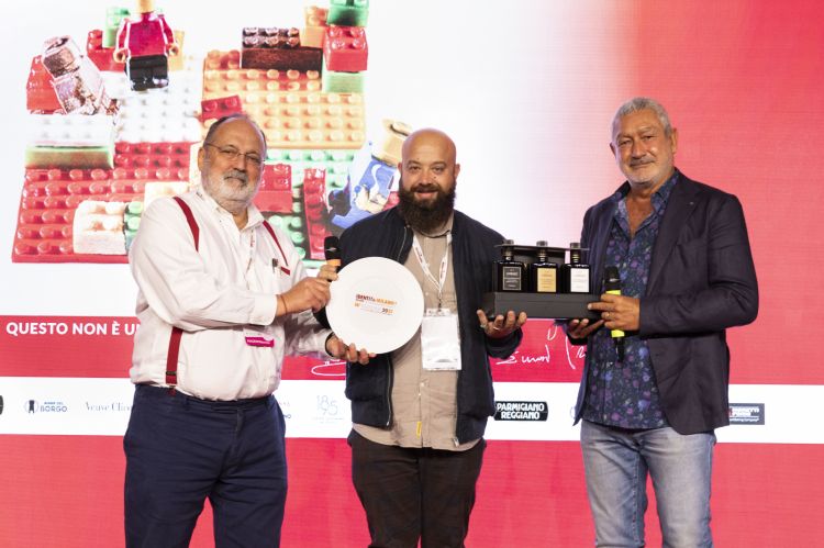 Per il premio Olio in cucina: DOMINGO SCHINGARO dei Due Camini del Resort Borgo Egnazia di Savelletri. Premia Manfredi Barbera, titolare di Oleificio Barbera