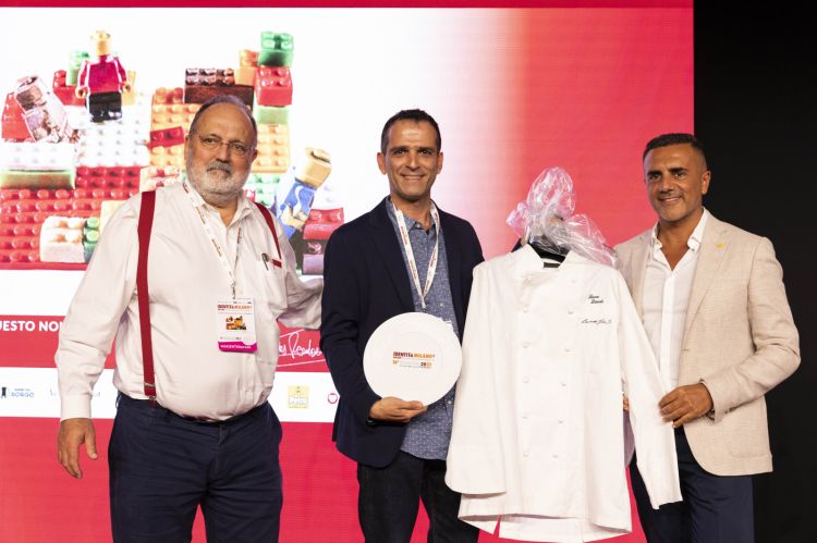 Per il premio Sperimentazioni in cucina: LUCA LANDI di Lunasia del Green Park Resort di Tirrenia, Pisa. Premia Antonio Goeldlin, amministratore delegato Goeldlin
