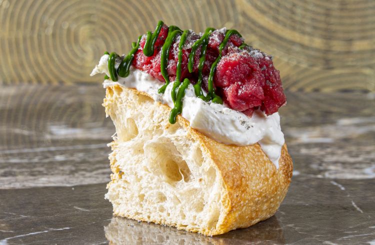 Da grande voglio essere un filetto al pepe verde, pizza al padellino firmata da Marco Manzi con lo chef Rocco De Santis: stracciatella di bufala, tartare di manzo, crema di pepe verde, polvere di brace, olio extravergine d'oliva al carbone