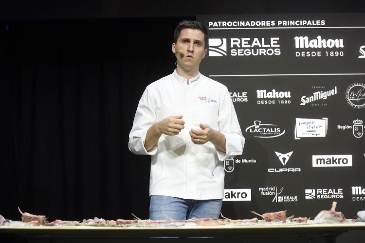 Niland on the stage of Madrid Fusión. On the table in front of him, all the parts of the fish. He uses 90% of the entire animal 
