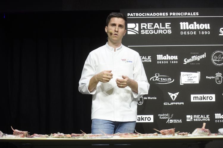 Niland on the stage of Madrid Fusión. On the table in front of him, all the parts of the fish. He uses 90% of the entire animal 
