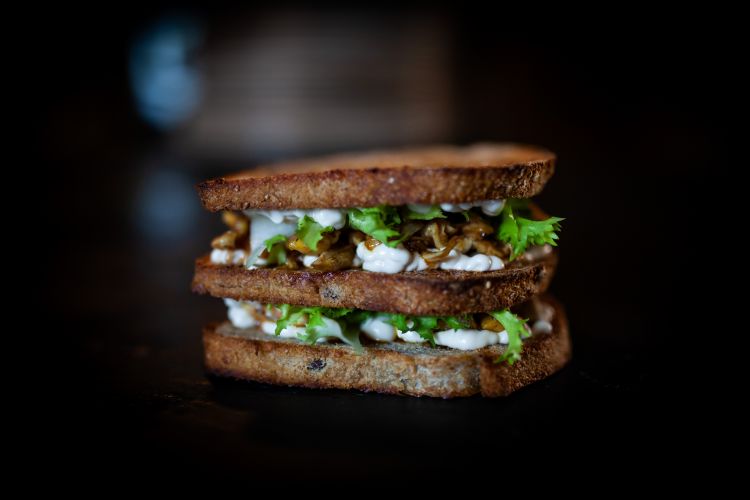 Sandwich con alette di pollo: crea dipendenza.
Apogeo è pizza, ma Apogeo è anche Oltrelapizza, una sequenza mixata di sfizi da inizio pasto (e non solo) che evidenziano la maestria dell'arte bianca di Giovannini. E questo sandwich lo dimostra: pane in cassetta ai cereali, alette di pollo speziate, mayo alla soia e gocce di umeboshi