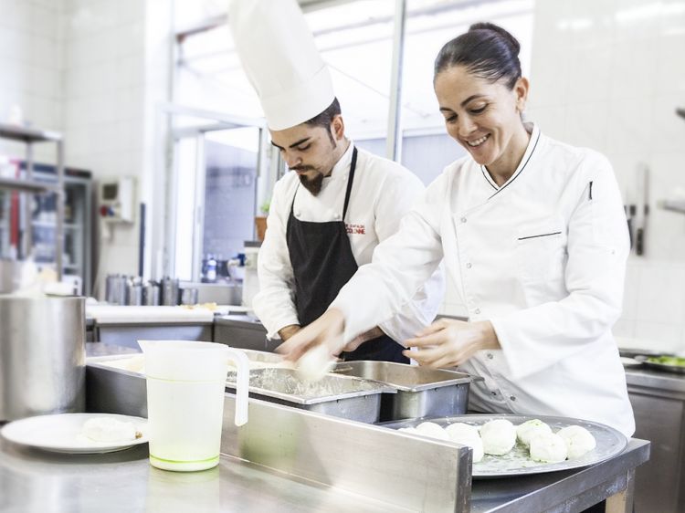 La chef all'interno della sua cucina, al ristorante Le Colonne
