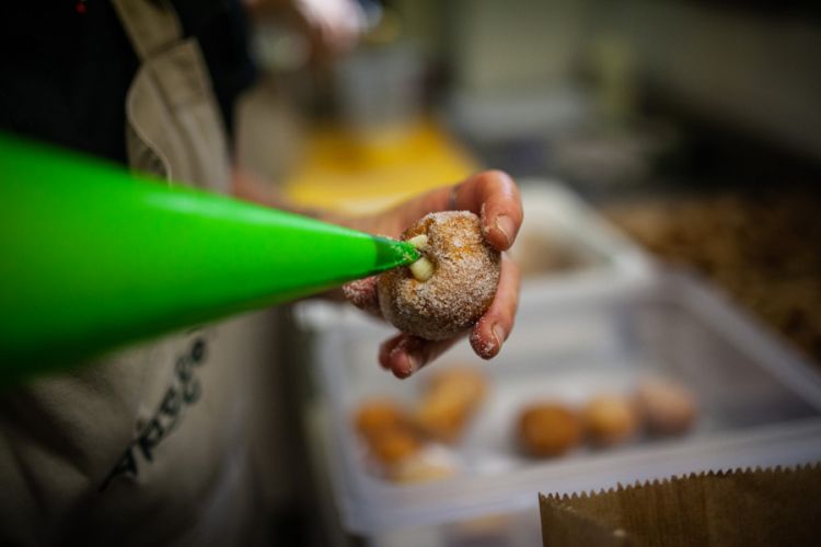 Una chicca da fine pasto e must di una cena da Apogeo, i Bomboloncini di Barbara farciti con crema pasticciera, crema al pistacchio o crema alla nocciola