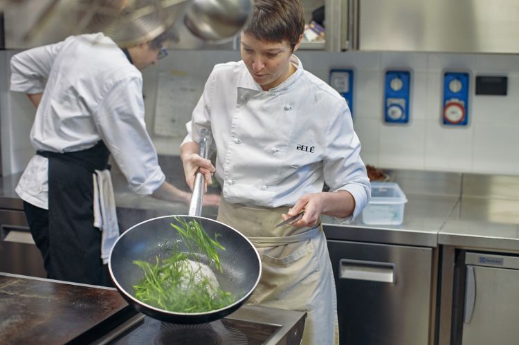 La chef Giulia Ferrara nella sua cucina (foto di Marco Waldis)