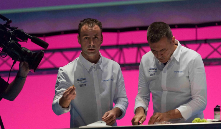 Another picture of Xatruch and Castro on the stage of Gastronomika 2017
