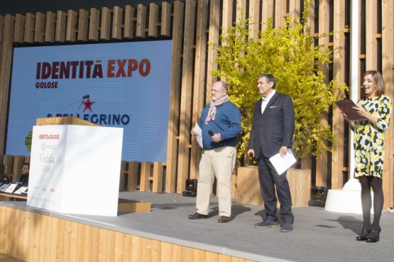 Sul palco, da sinistra: Paolo Marchi, direttore di Identità Golose, Claudio Ceroni, fondatore di Magenta Bureau, e la presentatrice Lisa Casali, premiata anche come miglior food writer per il 2016