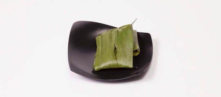 La ricetta proposta da Gaggan: Paturi con legna di cedro. Si tratta di spigola marinata in semi di coriandolo, olio di senape del Bengala, peperoncini verdi, lime, aglio, anacardi e sale, avvolti in foglie di banana e cotti/affumicati con legna di cedro
