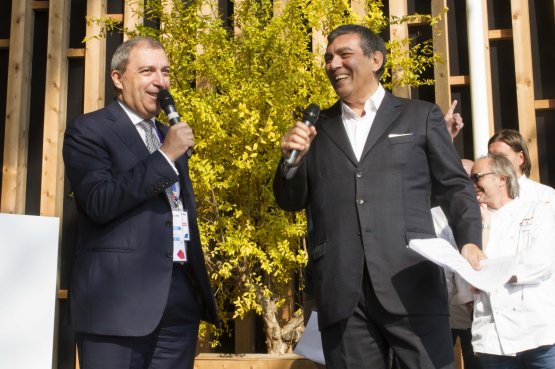 Claudio Ceroni con Piero Galli, Direttore Generale di Expo Milano 2015, durante la presentazione della Guida di Identità Golose 2016