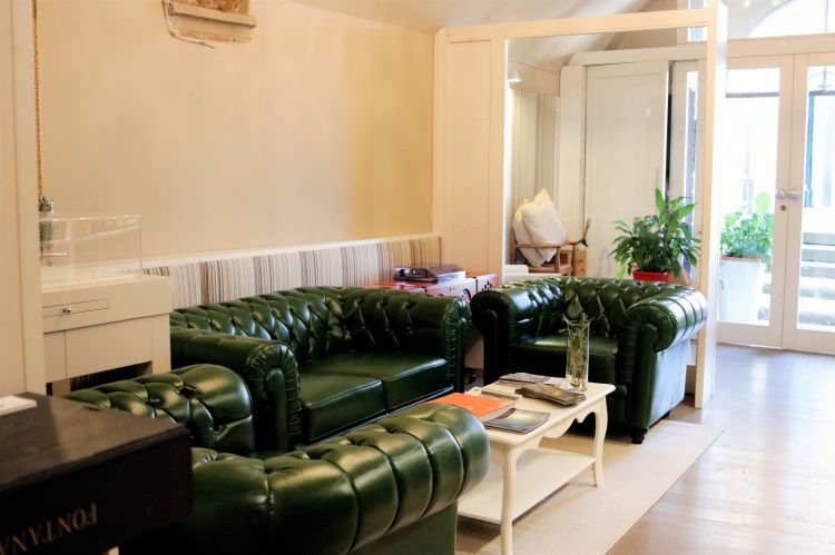 Il nuovo salotto all'entrata del ristorante