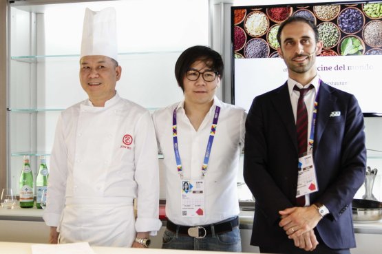 Da sinistra, chef Guoqing Zhang, il figlio Le Zhang e Francesco Boggio Ferraris di Bon Wei, ristorante di via Castelvetro 16-18 a Milano, telefono +39.02.341308