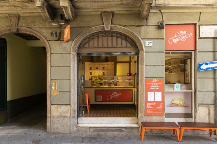 L'Altro Tramezzino si trova in Via Lupetta 5, a pochi passi da Via Torino, nei pressi di Piazza Sant'Alessandro. È la creazione di Marta Martile, Martilde Favilli, assieme ad Alessia Altobelli, suo alter ego in cucina