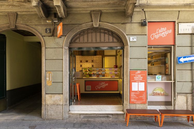 L'Altro Tramezzino si trova in Via Lupetta 5, a pochi passi da Via Torino, nei pressi di Piazza Sant'Alessandro. È la creazione di Marta Martile, Martilde Favilli, assieme ad Alessia Altobelli, suo alter ego in cucina
