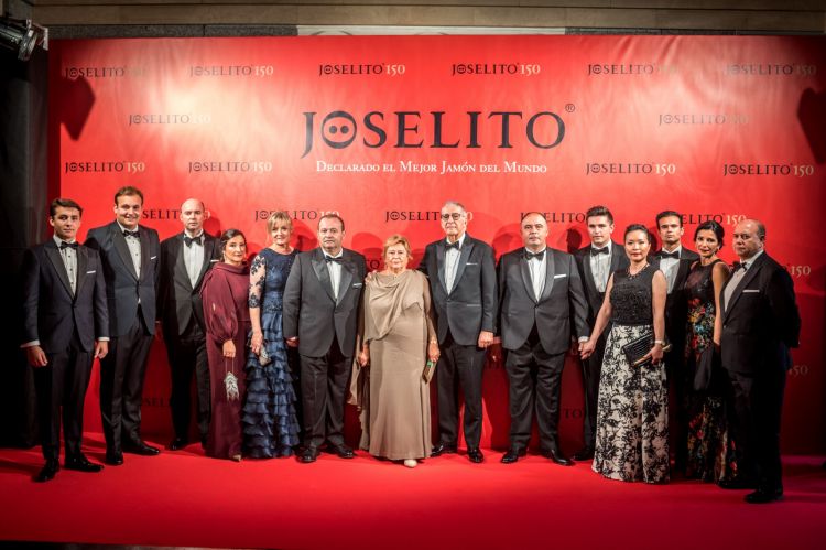 A group photo of the Gómez family during the celebration of Joselito’s 150th anniversary 
