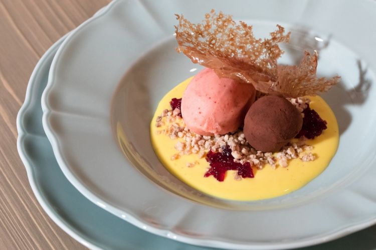 Zuppa inglese con crema alleggerita al limone e cannella, gelatina e sorbetto all’alchermes, granella di nocciole sabbiate e tartufo al cioccolato Guanaja di Valrhona