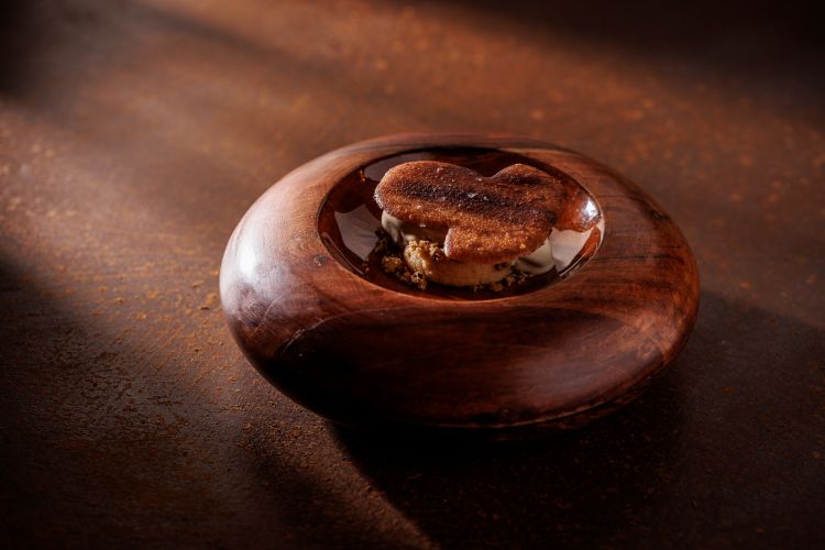 Gelato al fungo porcino, caramello ai ceci, nocciola e agrumi in abbinamento al cocktail NUT: Brandy, cioccolato, nocciola