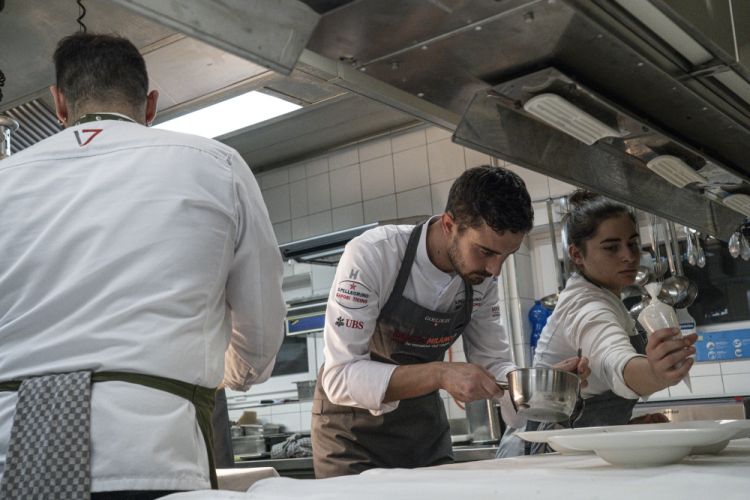Al lavoro nella cucina di Seven Lugano The Restaurant: con Traverso ci sono Alessio Magistro, Josh Santos e la pastry chef Giada Riverso
