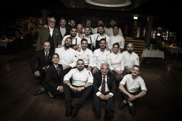 Foto di gruppo con tutto lo staff di Seven Lugano The Restaurant
