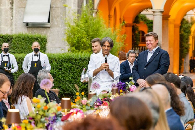 Davide Oldani e Silvano Brescianini durante la cena di presentazione del Festival Franciacorta a Palazzo Borromeo D’Adda
