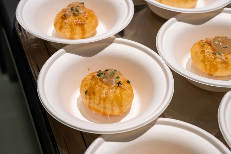 La Pizza fritta con tortellini in brodo di Francesco Capece: brodo sferificato di croste di Parmigiano Reggiano al centro di una pizza fritta con ripieno classico del tortellino