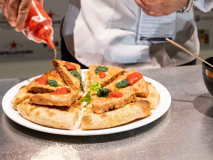 Pizza nel ruoto di Roberta Esposito: pasta lievitata per 72 ore con basilico, fiordilatte e una terrina di carni di maiale e di manzo stracotte nel pomodoro