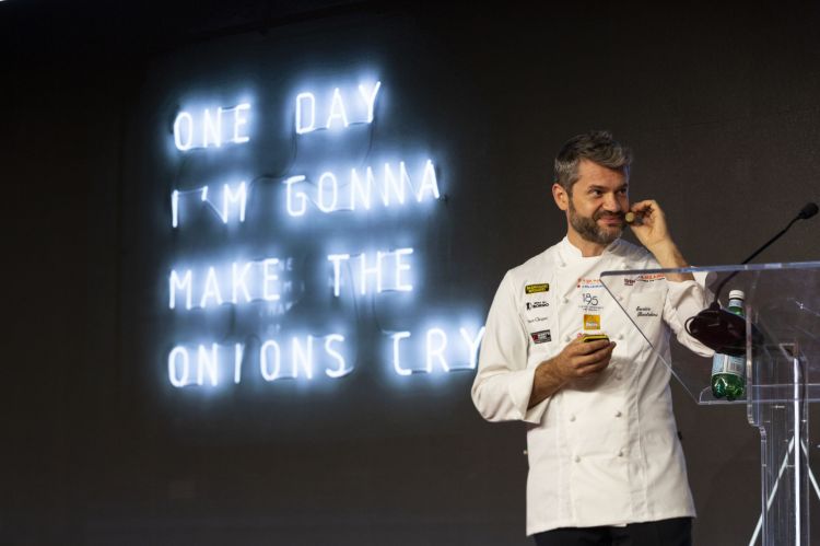 L'installazione al Mudec: One day i’m gonna make the onions cry. «Un giorno faremo piangere le cipolle»