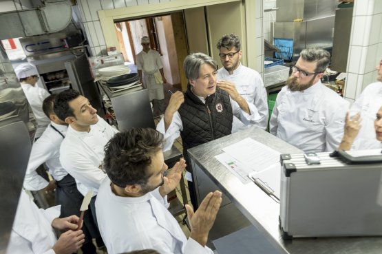 Gianni Tarabini coordina i lavori in cucina
