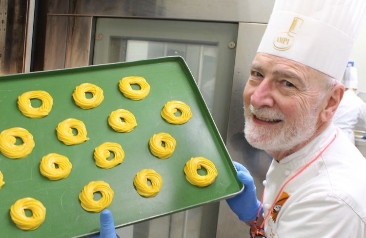 Vincenzo Santoro e le sue zeppole ancora da friggere
